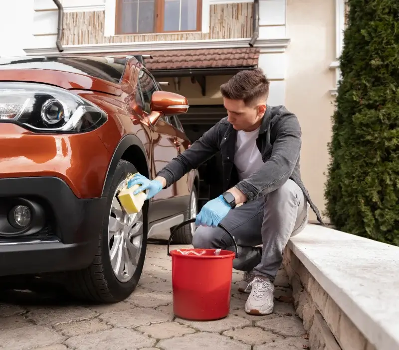 Lavage auto à domicile La Frette-sur-Seine : professionnel intervenant sur un véhicule